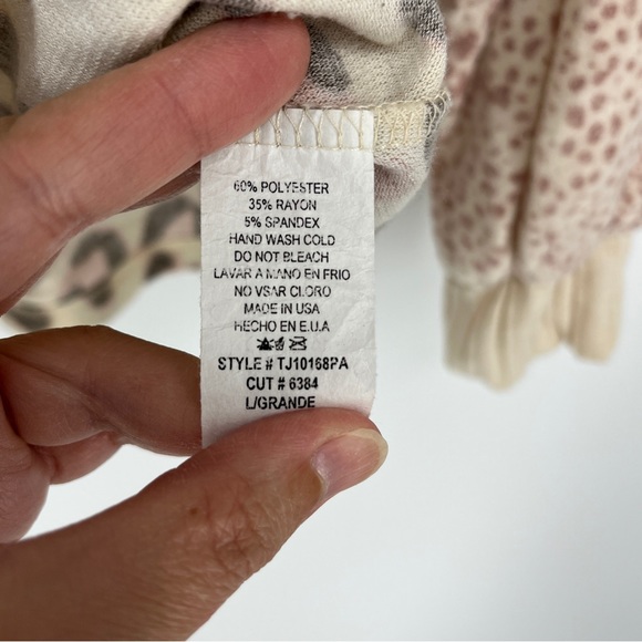 J. Roberts Cheetah Print Fuzzy Long Sleeve Shirt Pink Cream Size Large - Picture 3 of 4